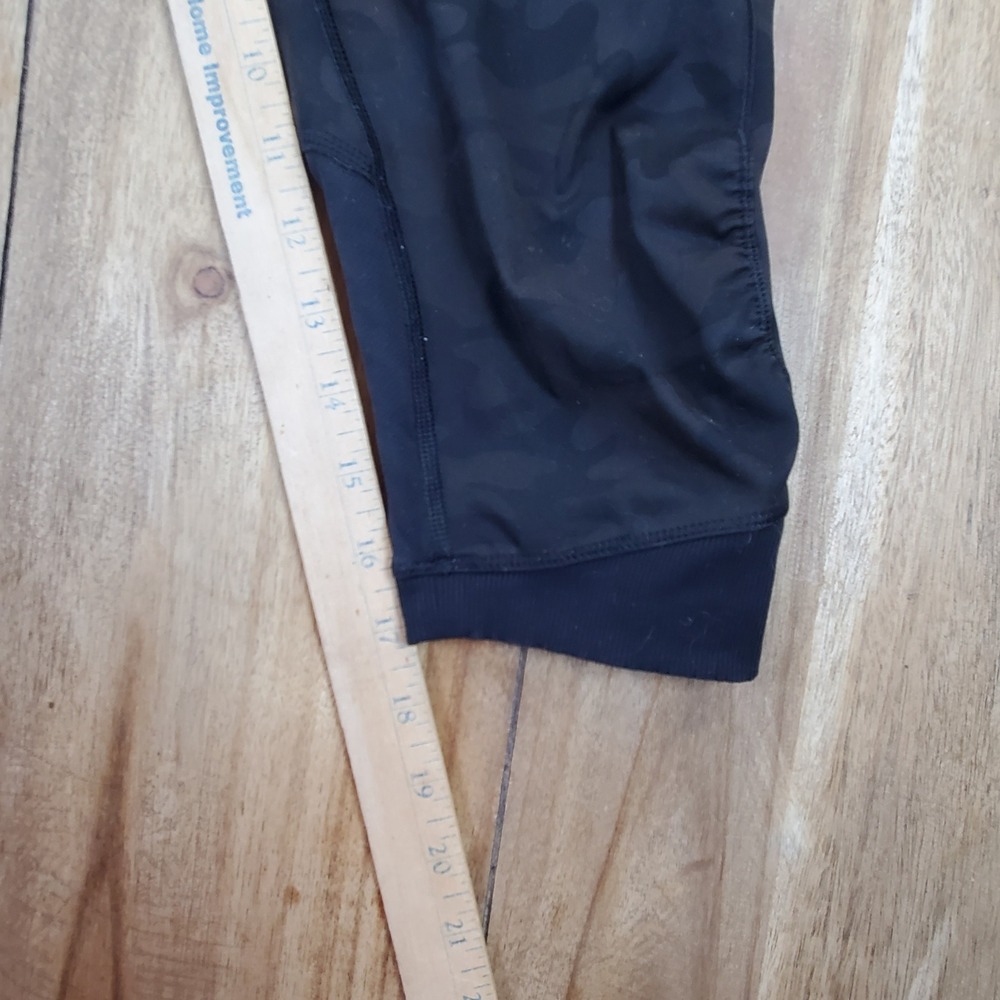 Lululemon Cropped Leggings Women Size 6 Black Camo Ruched Back Side Pockets - Picture 6 of 7